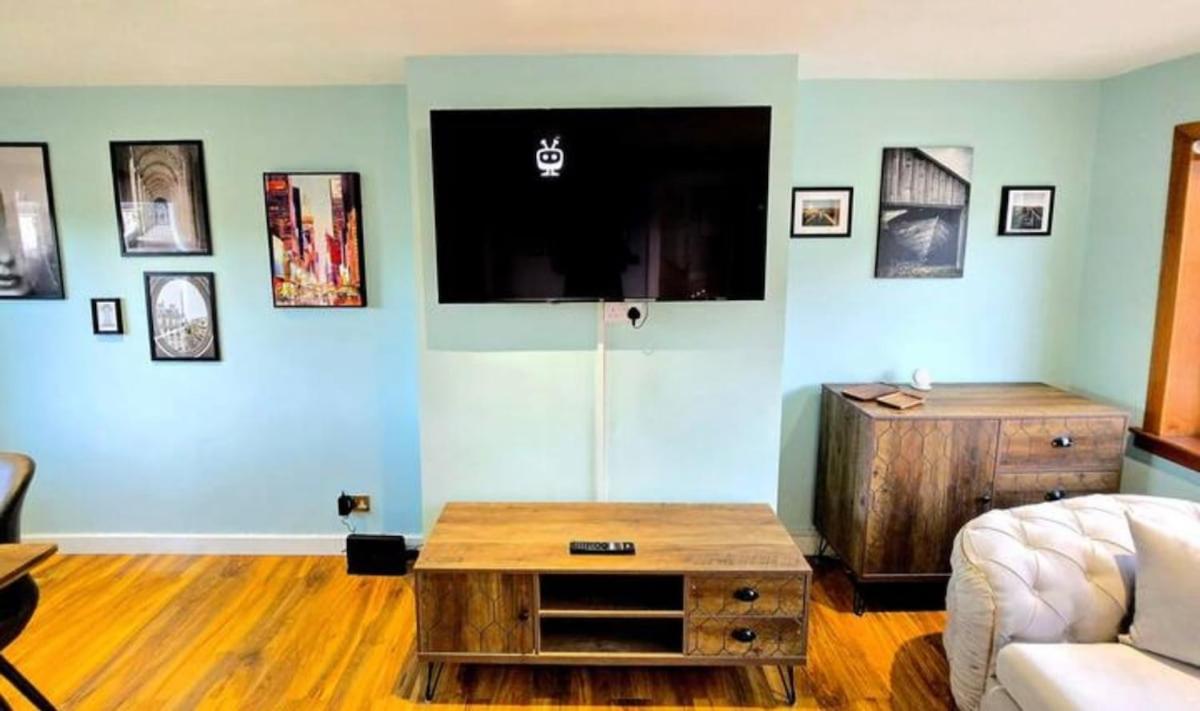 2 Bedroom Luxury House With Garden & Parking Close To Airport Appartamento *