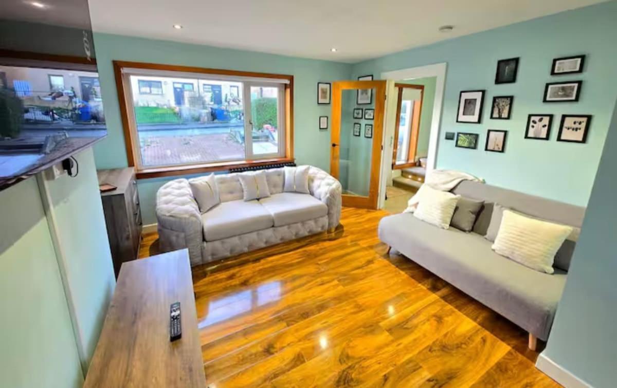 2 Bedroom Luxury House With Garden & Parking Close To Airport
