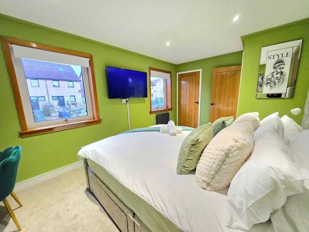2 Bedroom Luxury House With Garden & Parking Close To Airport