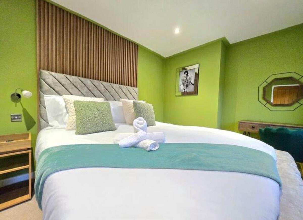 2 Bedroom Luxury House With Garden & Parking Close To Airport Appartamento *