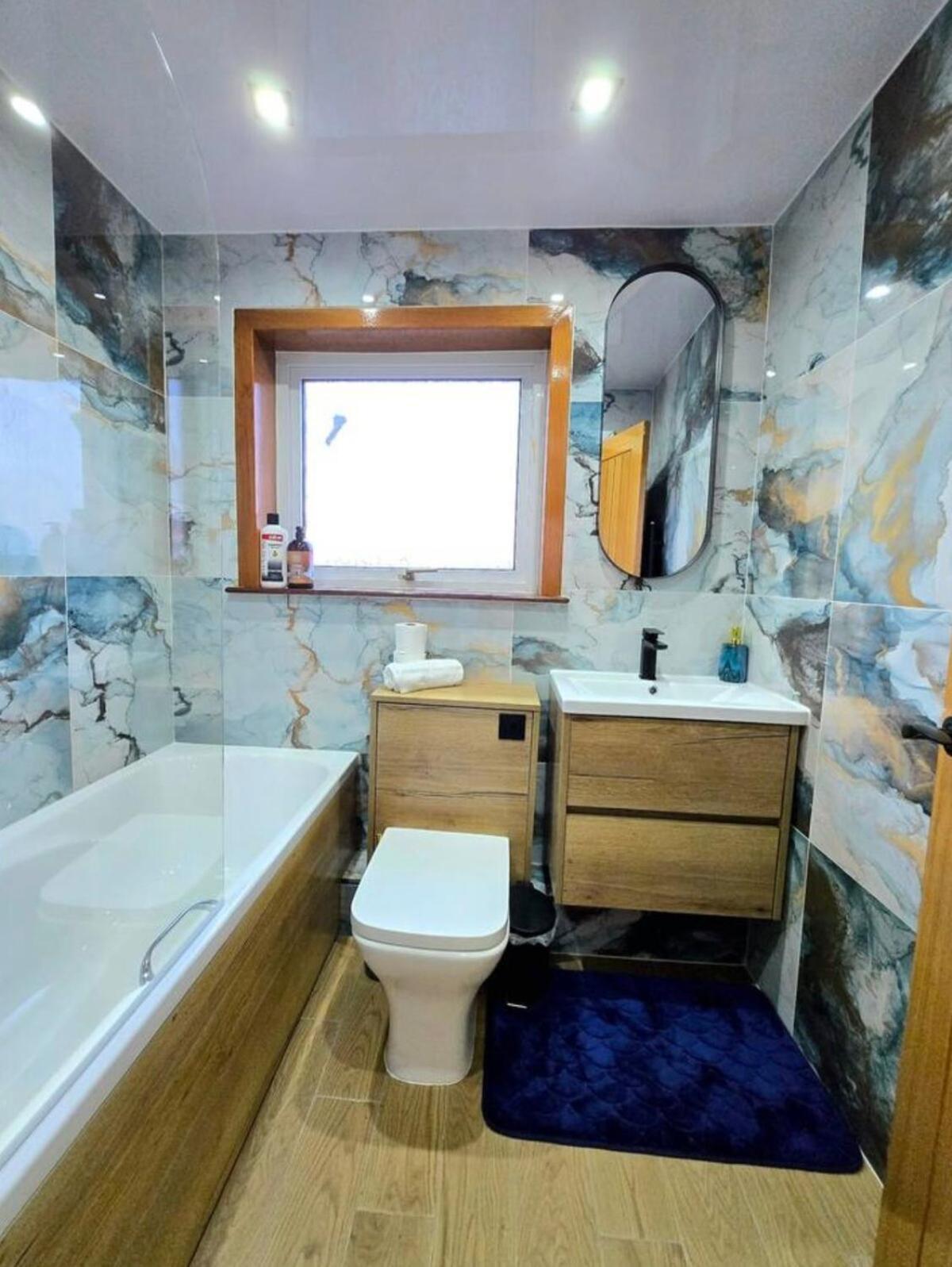 2 Bedroom Luxury House With Garden & Parking Close To Airport *