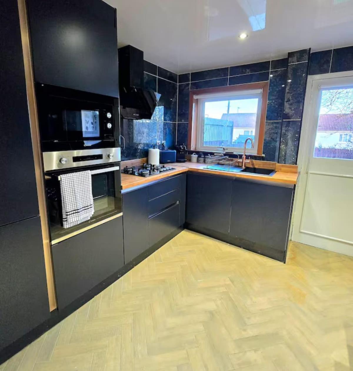 2 Bedroom Luxury House With Garden & Parking Close To Airport *