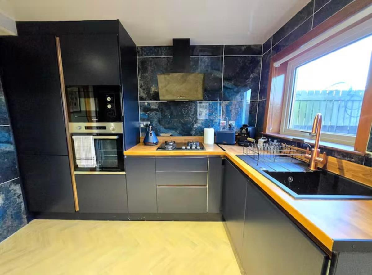 2 Bedroom Luxury House With Garden & Parking Close To Airport * Elderslie